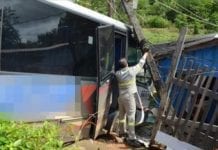 Micro-ônibus de empresa de turismo desce acidentalmente de garagem e por pouco não invade residência vizinha