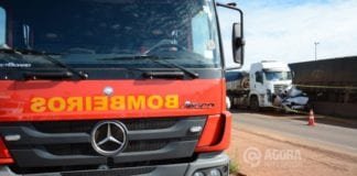Caminhões esmagam carro e uma pessoa morre na rodovia BR-364
