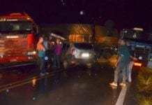 BR-364:carreta carregada causa acidente atingindo outro veículo