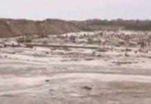 Deslizamento destrói cemitério e arrasta 2 mil corpos