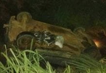 Motorista bate em carreta e carro cai em canteiro central
