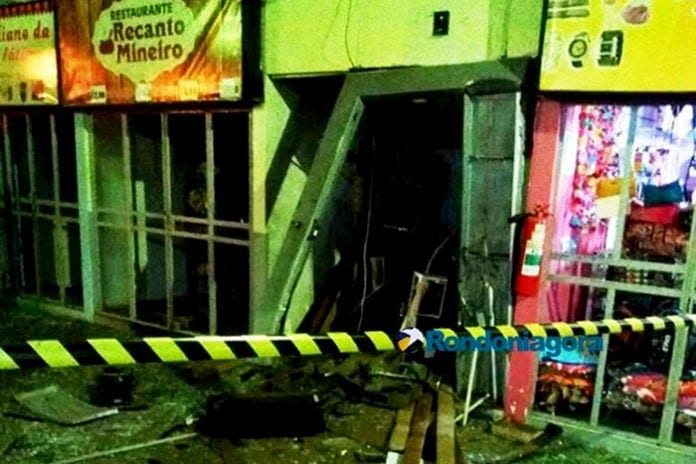 Bandidos explodem caixa eletrônico de rodoviária e levam todo o dinheiro