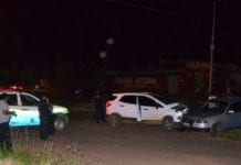 Mulher entra em choque após colisão entre carros