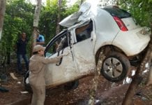 Carro fica suspenso em árvore após aquaplanagem em Rolim de Moura, RO