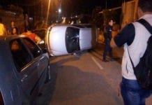Condutora transitando na contramão colide em carro parado e copota
