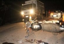 Acidente entre moto e caminhão deixa duas vítimas gravemente feridas