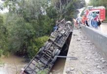 Ônibus que transportava cantor sertanejo tomba deixando um morto e sete feridos