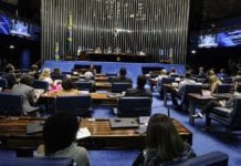 Oito pedidos de impeachment são apresentados no Congresso
