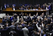 Câmara aprova texto-base de MP que prevê reajustes a servidores federais