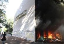 Manifestantes ateiam fogo e depredam ministérios após tumulto em marcha no DF