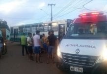 Colisão frontal entre ônibus e moto deixa família ferida