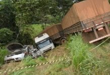 Colisão entre 4 veículos e carreta deixa um morto e três feridos na BR-364, em RO