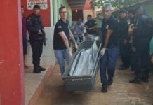 Homem nu é encontrado morto com vários golpes de faca