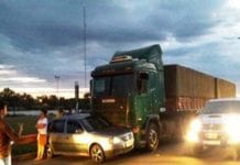 Carro é arrastado por carreta na BR-364 em Vilhena