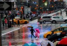 Veículo em alta velocidade atropela multidão na Times Square, em NY
