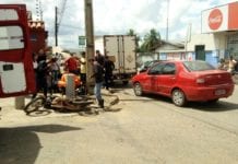 Motociclista é lançado para cima de calçada em acidente na capital