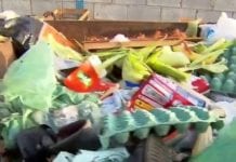 Bebê de quatro meses é deixado em caçamba de lixo