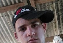 Jovem morre ao colidir moto na traseira de caminhonete parada