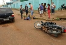 Mulher invade preferencial e deixa motociclista gravemente ferido