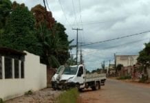 Duas pessoas ficam feridas após condutor passar mal e derrubar poste