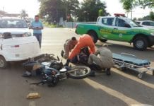 Motociclista sofre grave fratura ao se chocar com carro