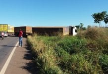 Dois caminhões se envolvem em acidente na BR-364 em Rondônia