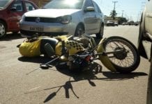 ACIDENTE – Mototaxista fica ferido após colisão com dois carros