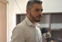 Prefeito é confundido com homem em foto de beijo gay e se revolta: “baixaria”