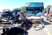 Reboque se solta de caminhão e atinge ônibus e carreta na BR-364