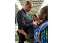 Príncipe William quebra protocolo e abraça vítima de incêndio