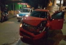 Grave colisão entre carros deixa mulher lesionada