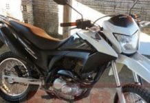 Bandidos armados rendem mãe e filho e roubam moto