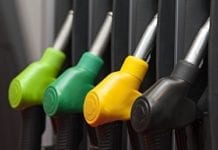 Três dias após anunciar queda, Petrobras sobe preços da gasolina