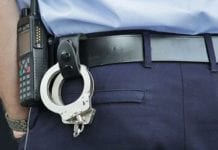 Adolescente bate carro roubado e PM acha cadáver no porta-malas