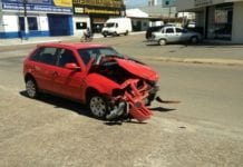 Violenta colisão entre automóveis deixa criança ferida