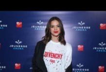 Marquezine vai a show de Ariana Grande com blusa furada de R$ 1850