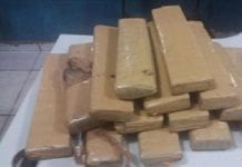 PM apreende 15 quilos de maconha e prende dois com moto roubada