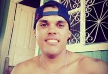 Jovem perde controle da moto e morre ao bater em semáforo