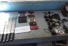 CAPITAL – Armas brancas e celulares são encontrados em presídio.