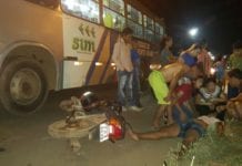 Colisão entre ônibus e moto deixa mulher com fratura exposta