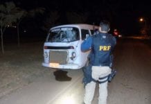 Casal fica gravemente ferido ao ser atingido por Kombi