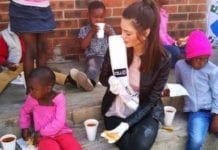 Miss sul-africana gera polêmica e acusações de racismo por usar luvas em visita a orfanato