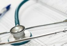 Criança recebe três diagnósticos diferentes em UPA e morre no Rio