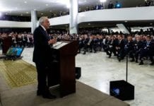 Contra denúncia, Temer avalia reforma ministerial