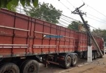 Carreta derruba poste de alta tensão na capital e complica comerciantes