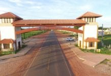 Cabeleireira foge nua de casa após marido tentar matá-la com machado, em RO