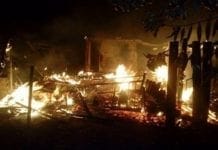 Casa de madeira é destruída pelo fogo na Zona Rural de Vilhena, RO