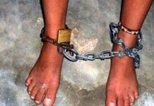 Pai e madrasta são presos por manterem criança acorrentada