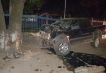 Motorista fica gravemente ferido após bater em árvore