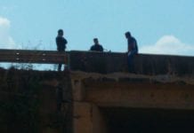 TENSÃO: Homem ameaça pular de viaduto na capital
